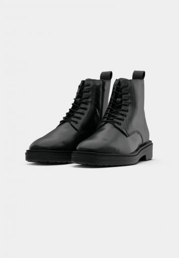 Ботинки на шнуровке