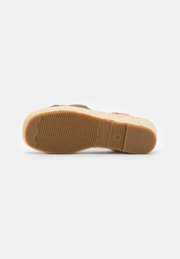 Босоножки на танкетке