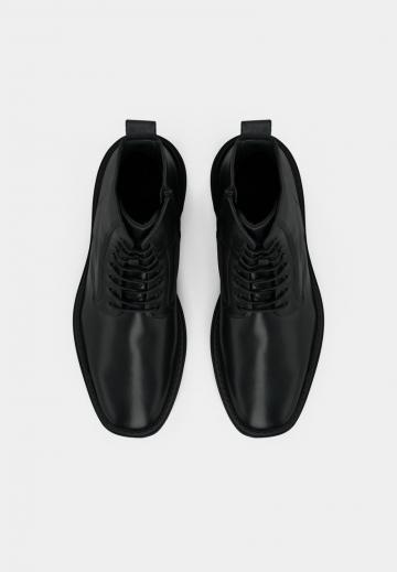 Ботинки на шнуровке