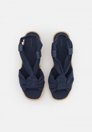 Босоножки на танкетке