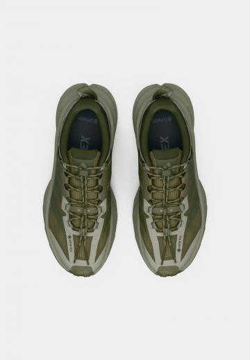 Походные кроссовки