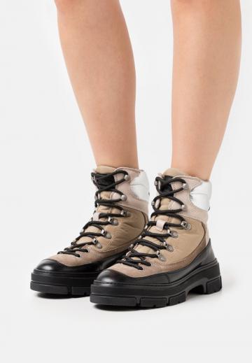 Ботинки на шнуровке