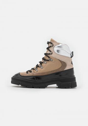 Ботинки на шнуровке