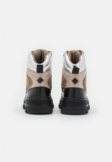 Ботинки на шнуровке