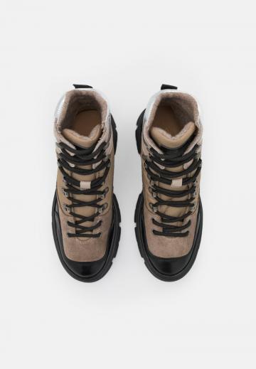 Ботинки на шнуровке