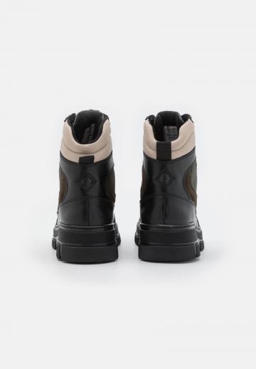 Ботинки на шнуровке