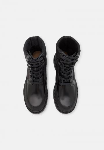 Ботинки на шнуровке