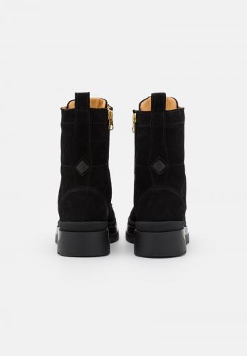 Ботинки на шнуровке