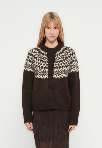 Жаккардовая вязаная кофта