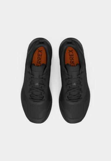 Походные кроссовки