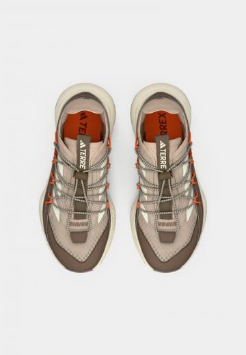 Походные ботинки