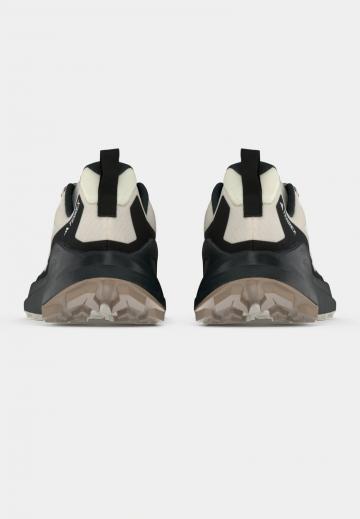 Походные кроссовки