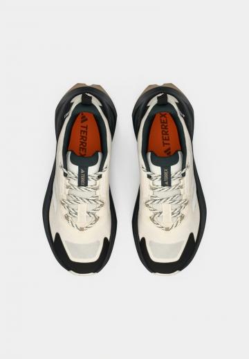 Походные кроссовки