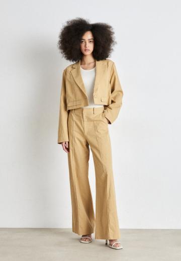 Блейзер с накладными карманами