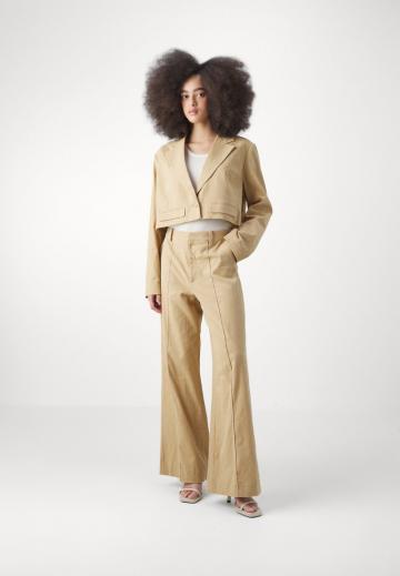 Блейзер с накладными карманами