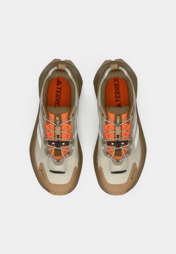 Походные кроссовки