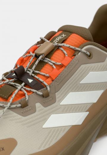 Походные кроссовки