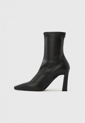 Высокие сапоги