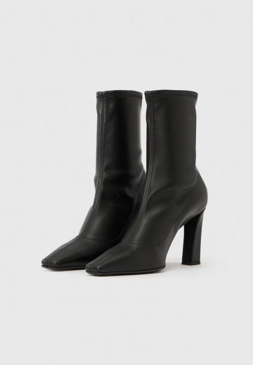 Высокие сапоги