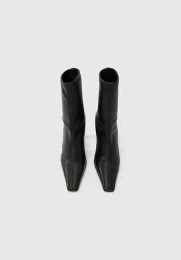 Высокие сапоги