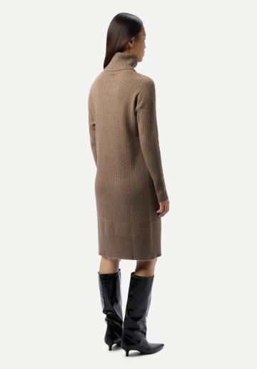 Вязаное платье