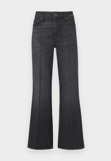 Клешеные джинсы