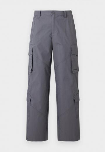 Брюки с накладными карманами