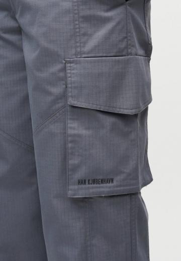 Брюки с накладными карманами