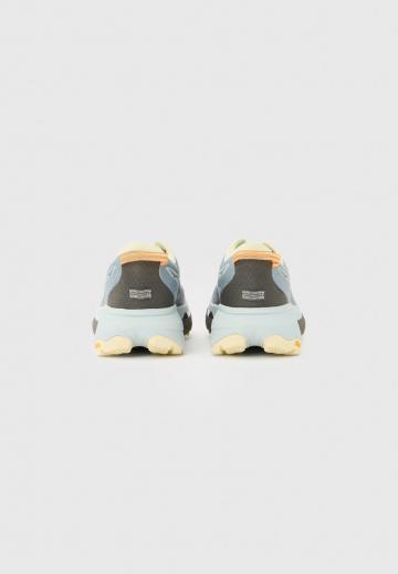 Беговые кроссовки