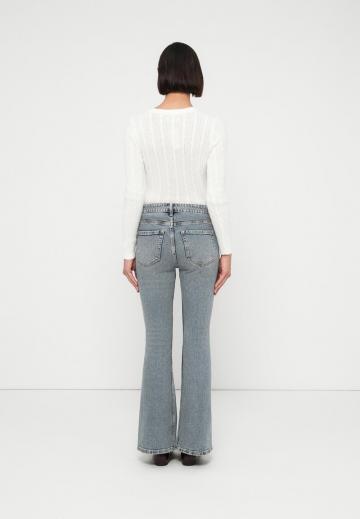 Клешеные джинсы