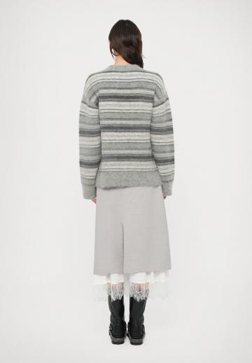 Пуловер в полоску