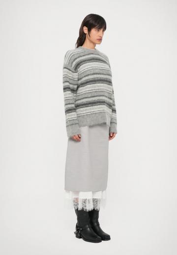 Пуловер в полоску