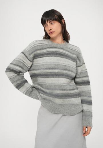 Пуловер в полоску