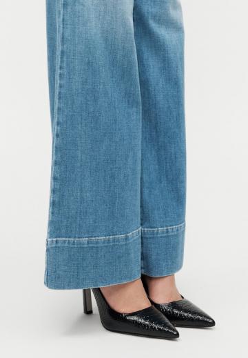 Клешеные джинсы