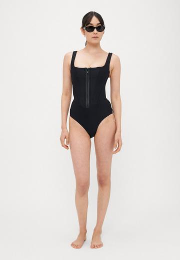 Слитный купальник