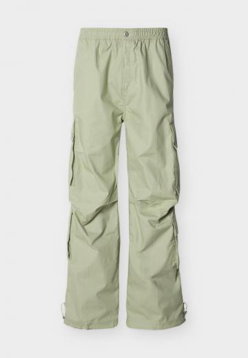 Брюки с накладными карманами