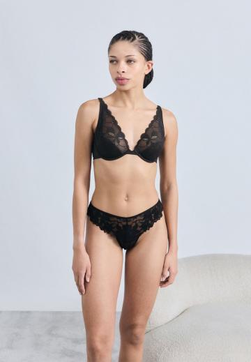 Трусы на бедрах