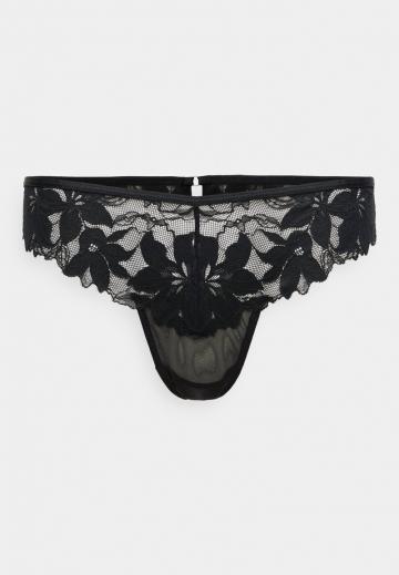 Трусы на бедрах