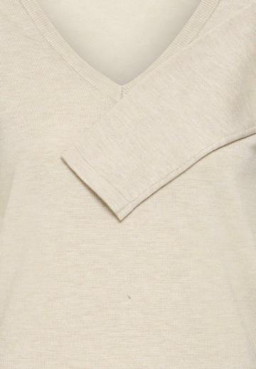 Пуловер с вырезом V