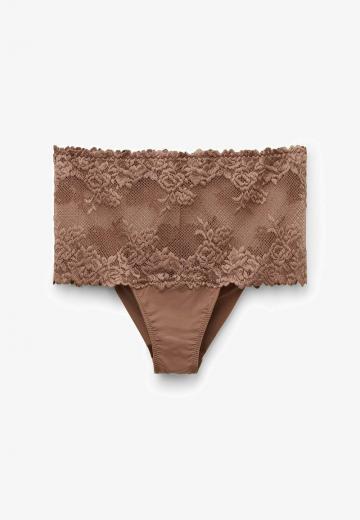 Трусы на бедрах