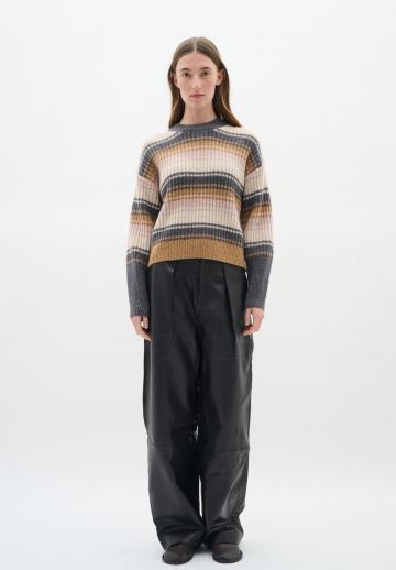 Пуловер в полоску