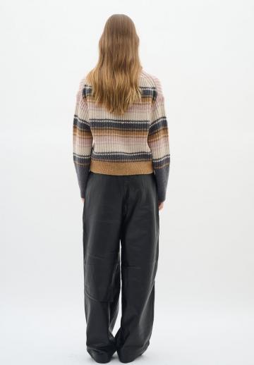 Пуловер в полоску