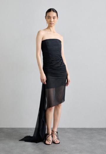 Платье без бретелек