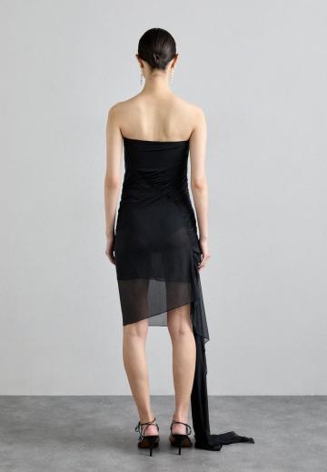 Платье без бретелек