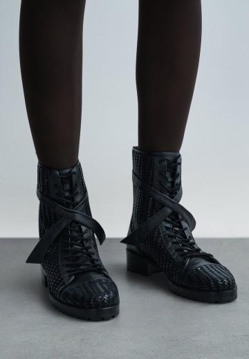 Ботинки на шнуровке