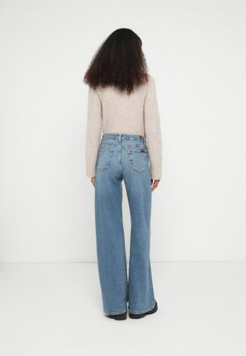 Клешеные джинсы