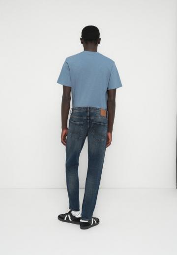 Узкие джинсы