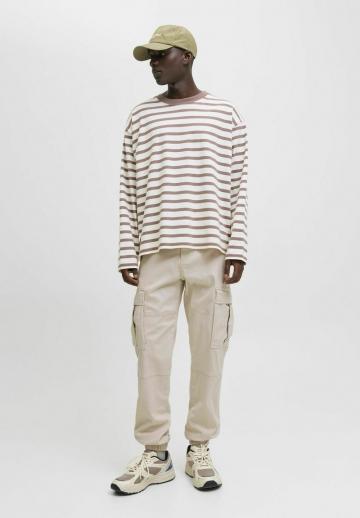 Брюки с накладными карманами