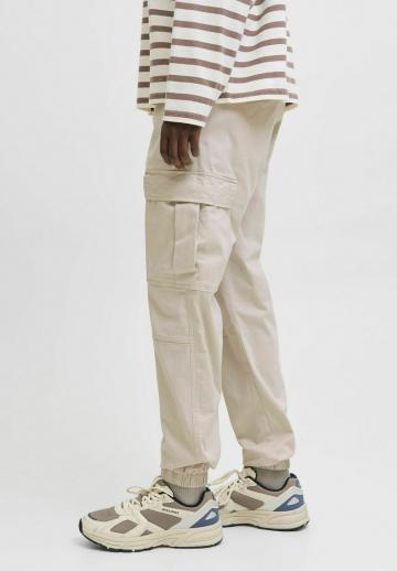 Брюки с накладными карманами