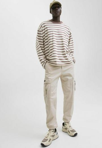 Брюки с накладными карманами